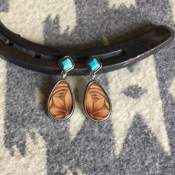 Jewelry - Turquoise western dangle earrings.